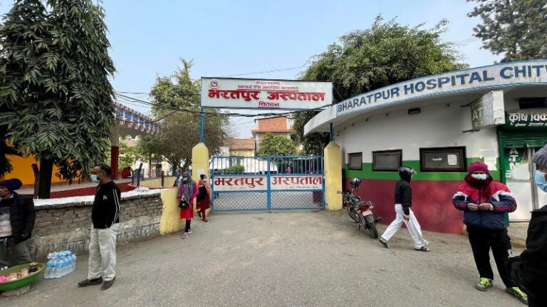 भरतपुर अस्पतालका मेडिकल सुपरिटेन्डेन्ट भन्छन्- बीमा बोर्डको  निर्णयपछि २४ वटा परीक्षण हटाइएको  हो