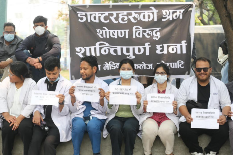 श्रम शोषण भएको भन्दै प्रदर्शनमा उत्रिए आवासीय चिकित्सक