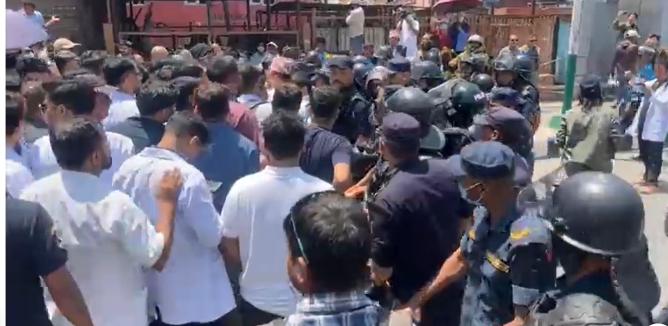 स्वास्थ्य मन्त्रालय घेर्न सडकमा चिकित्सक