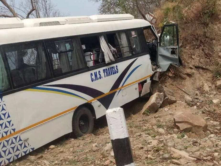 भारतीय पर्यटक चढेको बस दाङमा दुर्घटना हुँदा २१ जना घाइते