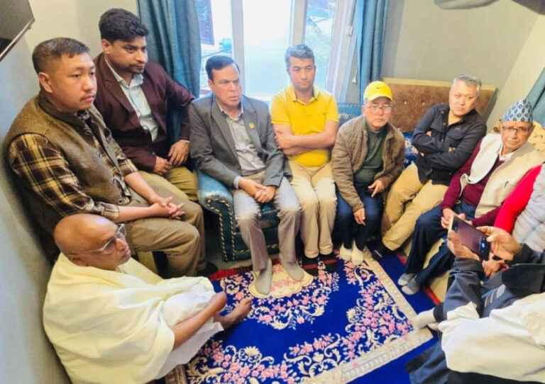 राजावादी प्रदर्शनमा जलेर मृत्यु भएका पत्रकारका परिवार भेट्न पुगे राप्रपा अध्यक्ष लिङ्देनसहितका नेता