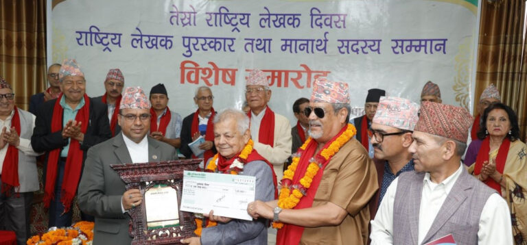लोकतन्त्र र लेखक एक अर्काका पर्यायवाची हुन् : मन्त्री पाण्डे