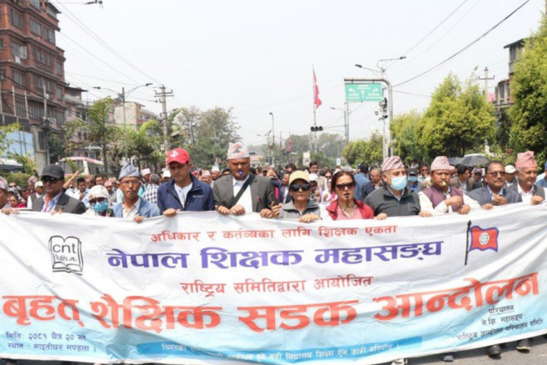 विद्यालय शिक्षा ऐन जारी गर्न सिठ्ठी फुक्दै शिक्षकहरुले गराए सरकारको ध्यानाकर्षण