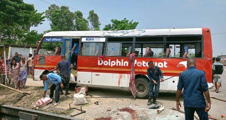 सप्तरीमा बस दुर्घटना हुँदा दुईको मृत्यु, २४ जना घाइते