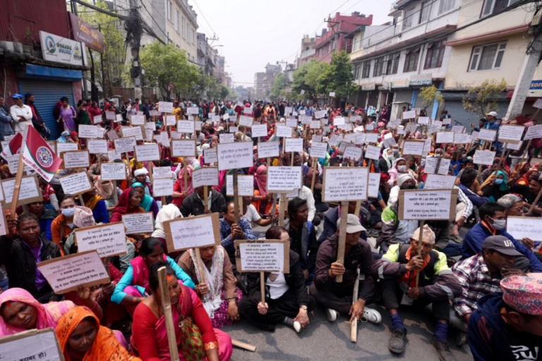 सहकारी र लघुवित्त पीडितहरूद्वारा राष्ट्रपति भवननजिक धर्ना