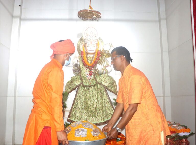हनुमानलाई ३१ किलोको लड्डु