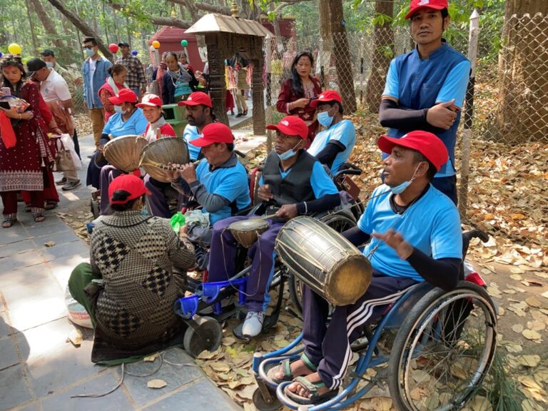 ह्विलचियरमा बसेर नौमती बाजा बजाउँदै