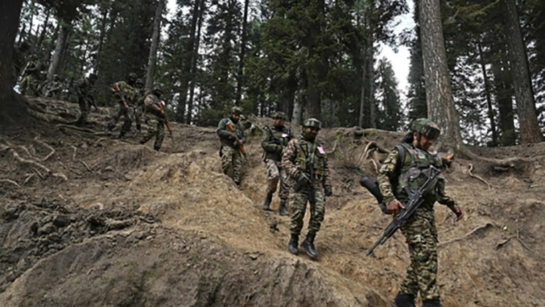 कश्मीरमा पाकिस्तानी सेनाको आक्रमणमा परी तीन भारतीयको मृत्यु
