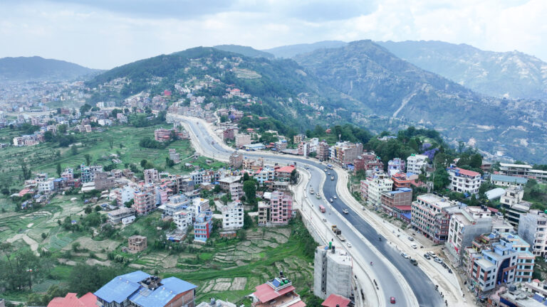 ६ लेनमा बनेर पिच हुँदै गरेको अरनिको राजामार्गको धुलिखेल सडकखण्ड (तस्विरहरू)