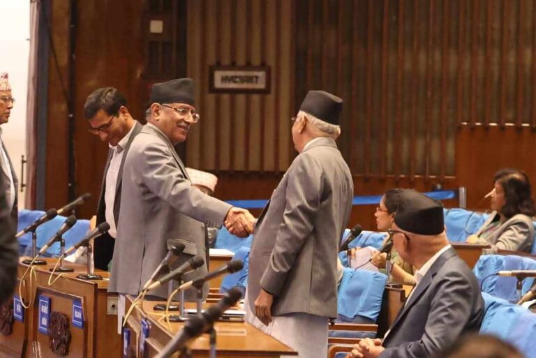 नजिकिँदै ओली-प्रचण्ड, देउवालाई दबावमा राख्ने ओली रणनीति