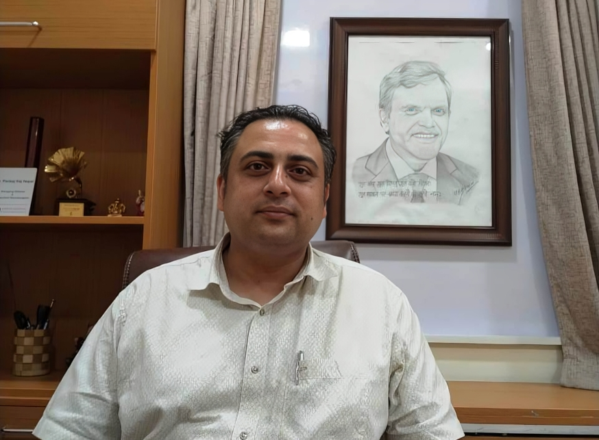 डा देवकोटा प्रेरणाले न्युरोसर्जन बनेका डा पंकजराज नेपाल, भन्छन्- पेरीफेरीमा न्युरोसर्जरी सेवा पुर्‍याउन विराटनगर आइपुगेको हुँ