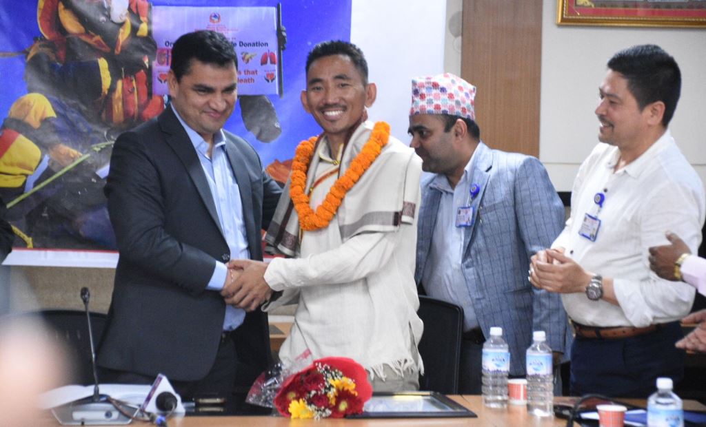 मिर्गौला प्रत्यारोपणपछि सगरमाथा आरोहण गरेका पेम्बालाई स्वास्थ्य मन्त्रालयले प्रत्यारोपण प्रवर्द्धन दूत नियुक्त गर्ने