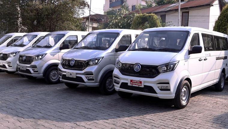 सार्वजनिक यातायाततर्फ नेपाली सडकमा १८ ओटा जुबाओ ईभी भ्यान गुड्ने