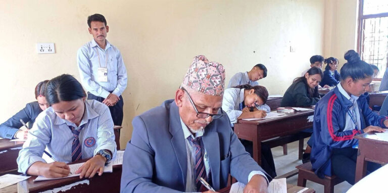 कक्षा १२ को परीक्षा दिँदै ६८ वर्षीय लालबहादुर