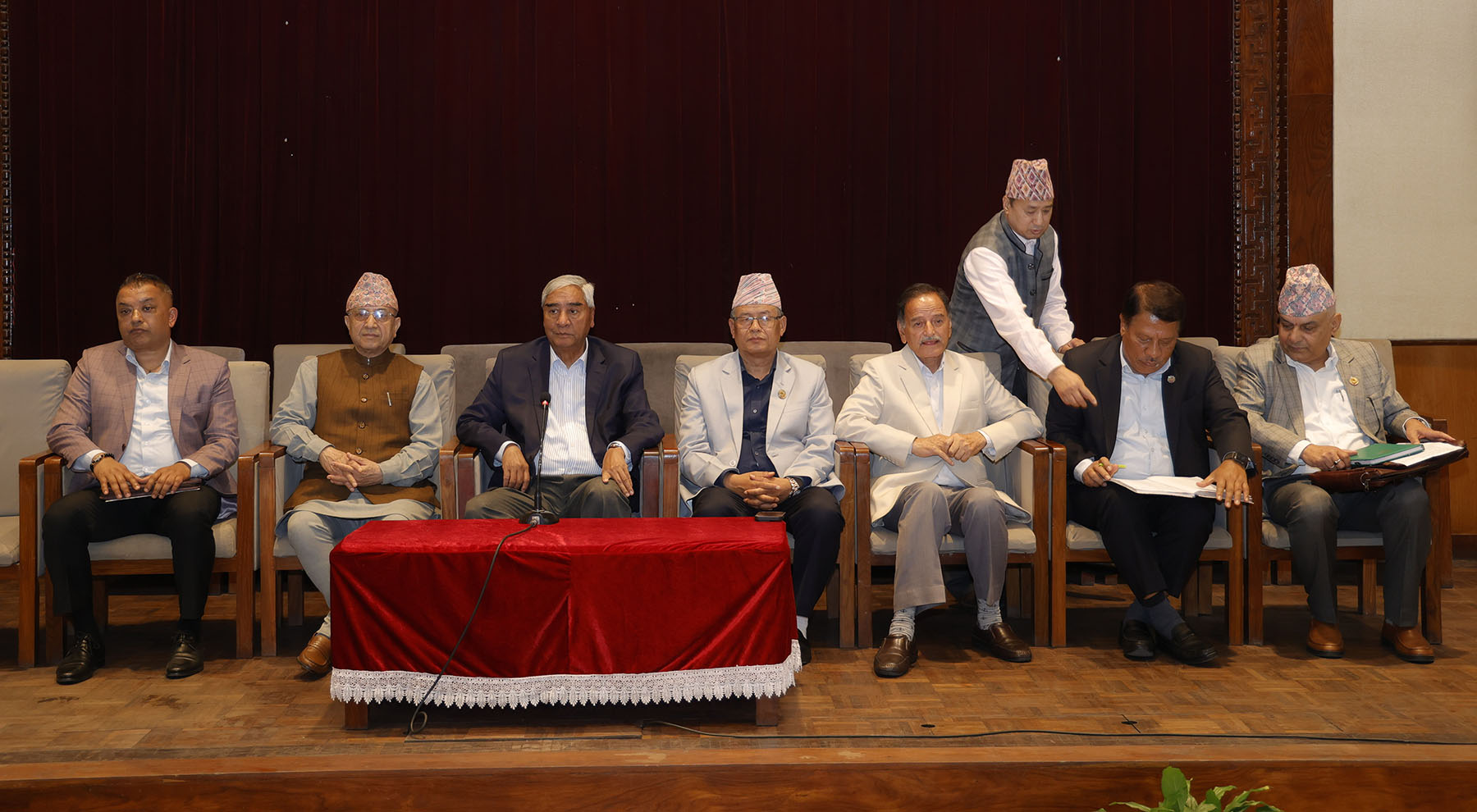 कांग्रेसको निर्णय- नीति तथा कार्यक्रममा रचनात्मक सुझावसहित समर्थन गर्ने