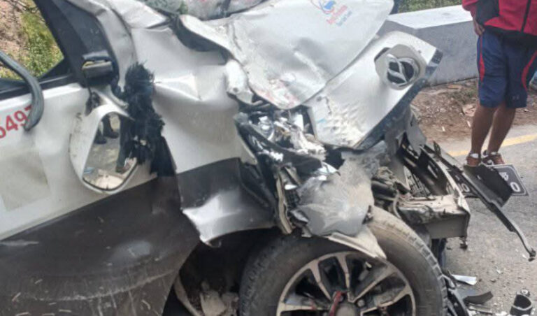 कैलालीमा बस र ईभी गाडी आपसमा ठोक्किँए