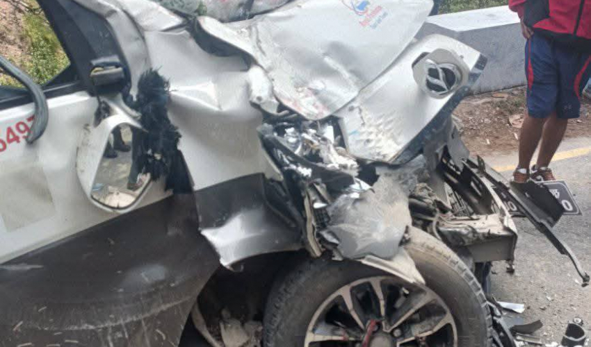 कैलालीमा बस र ईभी गाडी आपसमा ठोक्किँए