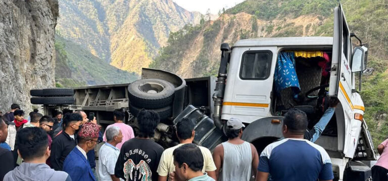 ट्रक पल्टिँदा नारायणघाट–मुग्लिन सडक अवरुद्ध, खुलाउने पर्यास जारी