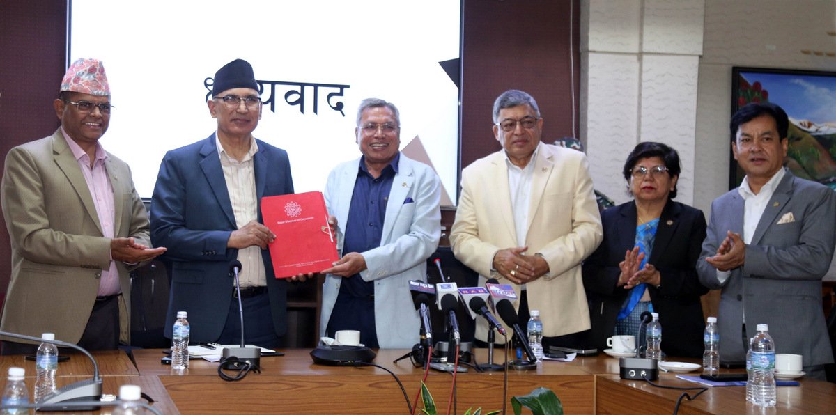 निजी क्षेत्रका समस्या सम्बोधन गर्न निरन्तर सुधारका काममा भइरहेका छन् : अर्थमन्त्री पौडेल