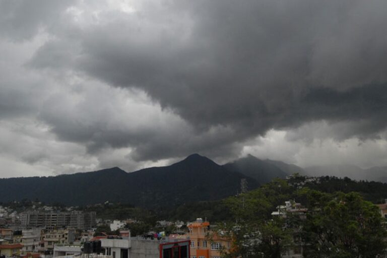 पश्चिमबाट पूर्वतर्फ सर्दै बादल, ठाउँठाउँमा वर्षा