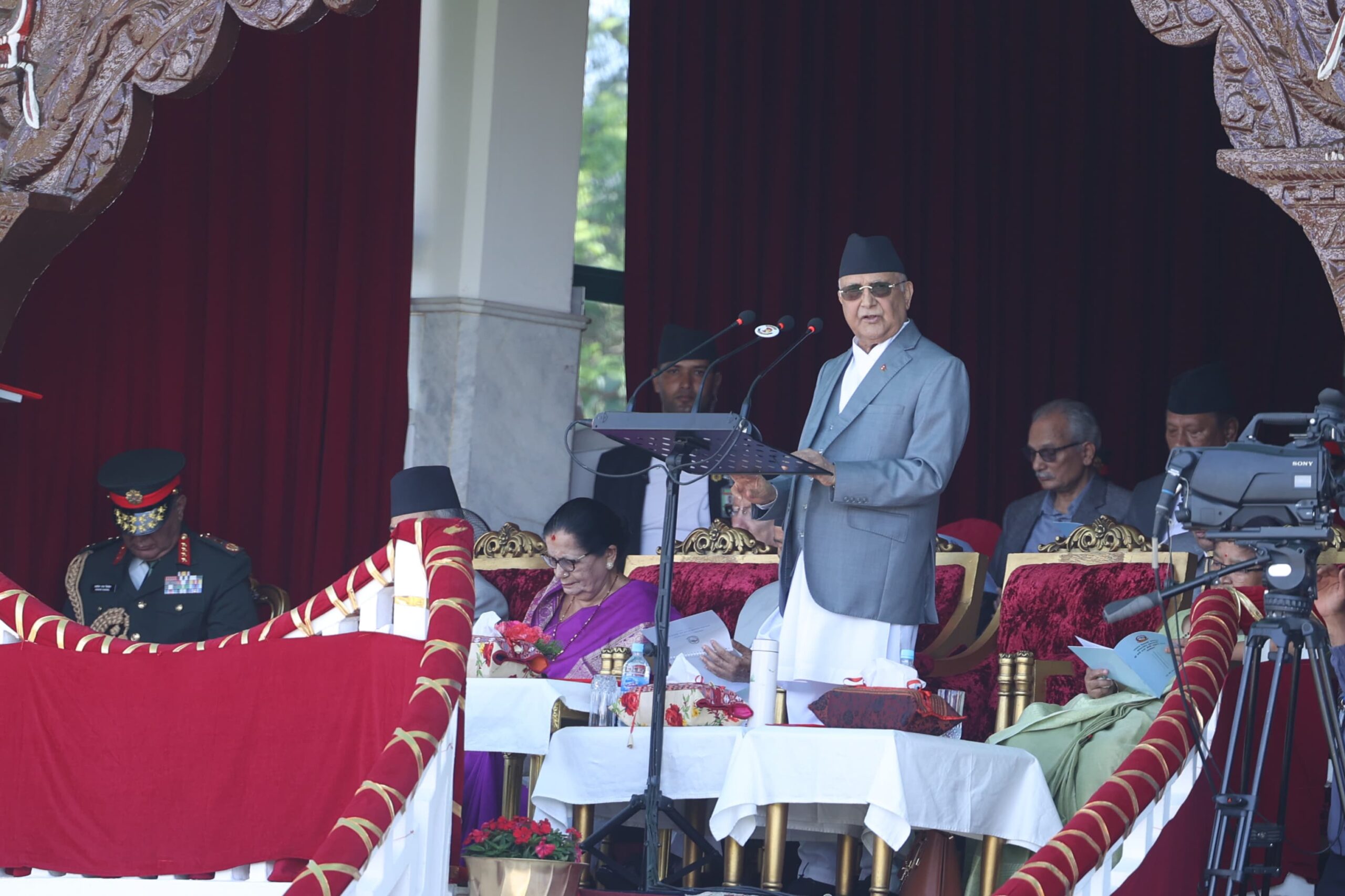 प्रधानमन्त्रीले भने, ‘हुकुम बक्सिने मुकुटधारी अधिनायकले चुनौतीको समाना गर्न सक्दैन