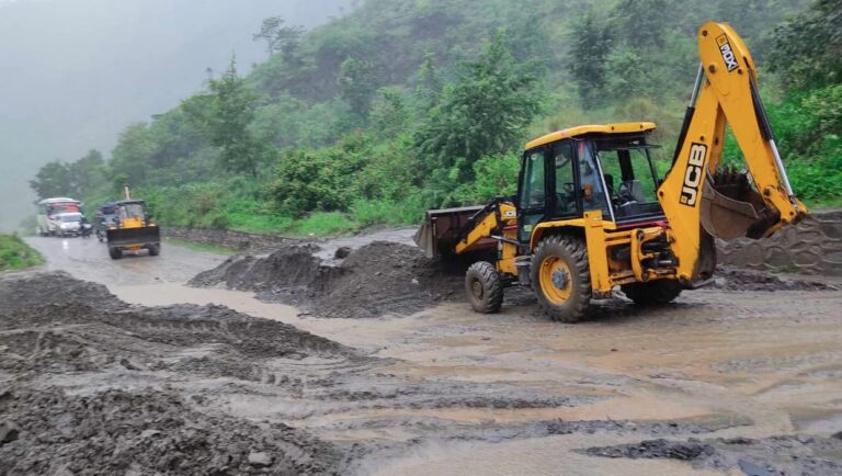 बाढीबाट अवरुद्ध बीपी राजमार्ग १४ घण्टापछि खुल्यो