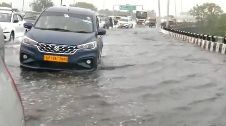 भारी वर्षाले घर भत्किँदा ४ जनाको मृत्यु