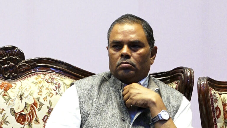 मुलुक प्रधानमन्त्रीले नभई बिचौलियाहरुले चलाइरहेछन् : उपेन्द्र यादव