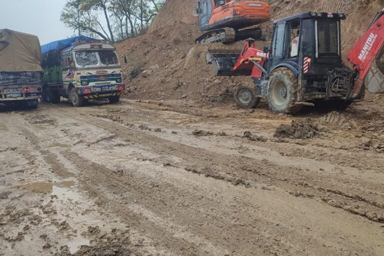 वर्षाले सूर्यविनायक–साँगा सडकमा एकतर्फी सवारी सञ्चालन