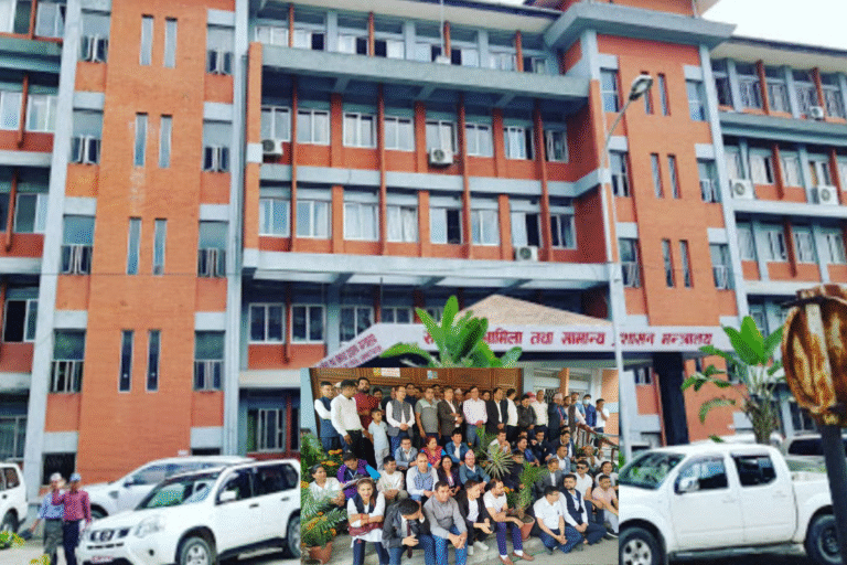 सामान्य प्रशासन मन्त्रलयमा कर्मचारीको धर्ना