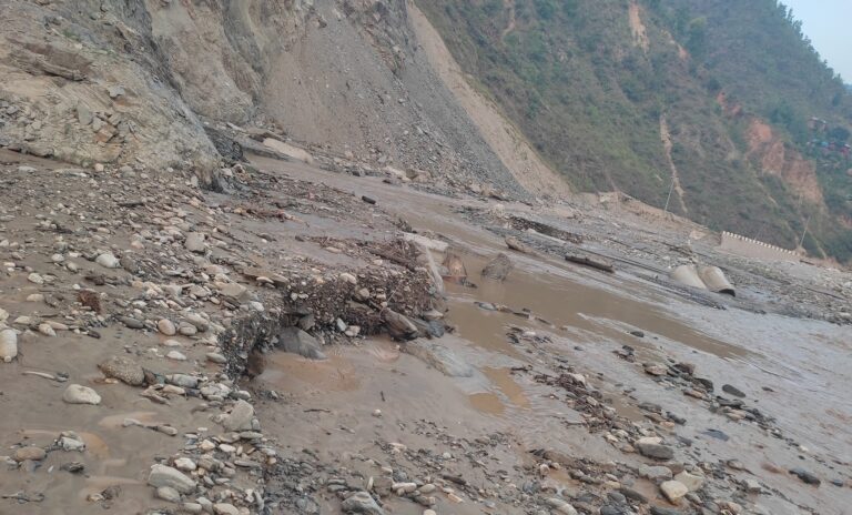 ८ घण्टादेखि बिपी राजमार्ग अवरुद्ध, खोलाले बगाउँदा एक महिला बेपत्ता, खोजीकार्य जारी