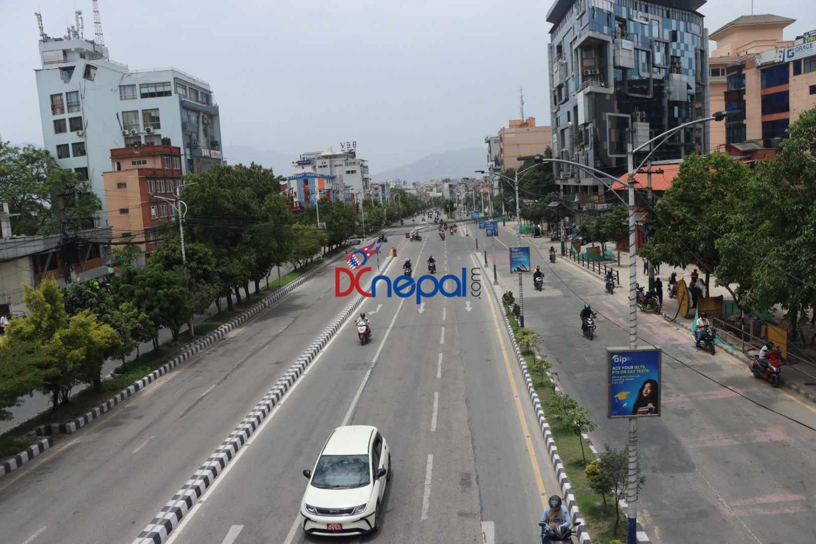 सार्वजनिक यातायात ठप्प हुँदा यात्रु मारमा (तस्बिर)