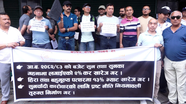 सुनचाँदी व्यवसायी सडकमा, पसलअघि टंगाइयो कालो व्यानर (तस्बिरहरू)