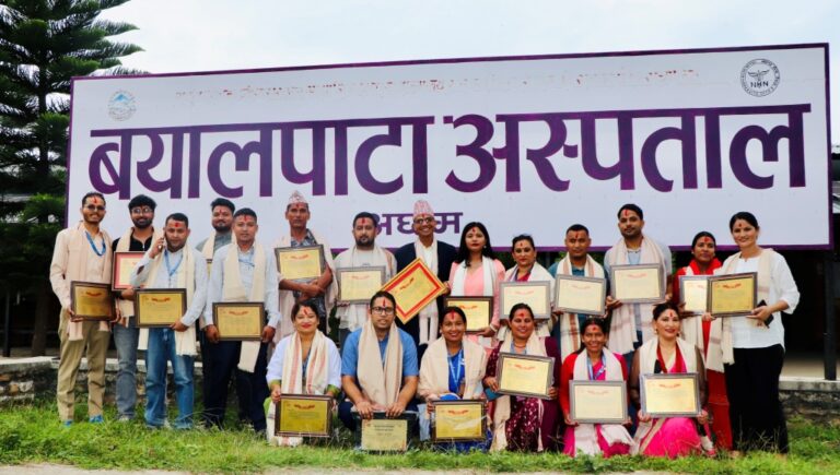 बयालपाटा अस्पतालमा डा मन्दिप पाठकसहित ३४ जनालाई सम्मान