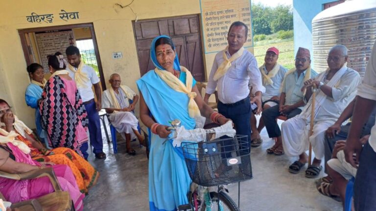 सिरहामा स्वास्थ्य स्वयंसेविकालाई साइकल वितरण