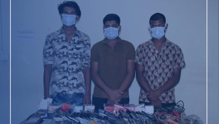 पसल फोडेर मोबाइल, ल्यापटप लगायतका उपकरण चोरी गर्ने व्यक्तिहरू पक्राउ
