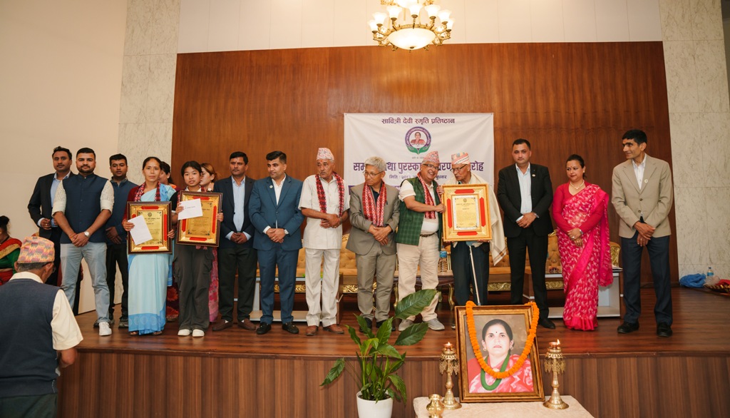 स्वास्थ्य स्वयंसेविका मनकुमारी लामालाई सिएनएन हिरो अनुराधा कोइरालाको हातबाट सम्मान