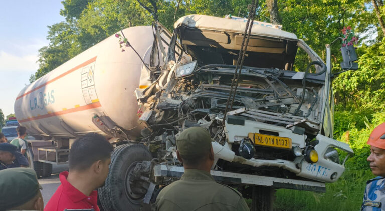 ग्यास बुलेट र ट्रक एक आपसमा ठोक्किदा दुई जना घाइते