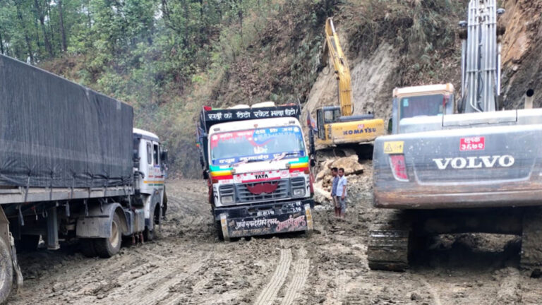 दाउन्ने सडकमा फेरि यातायात सञ्चालनमा रोक