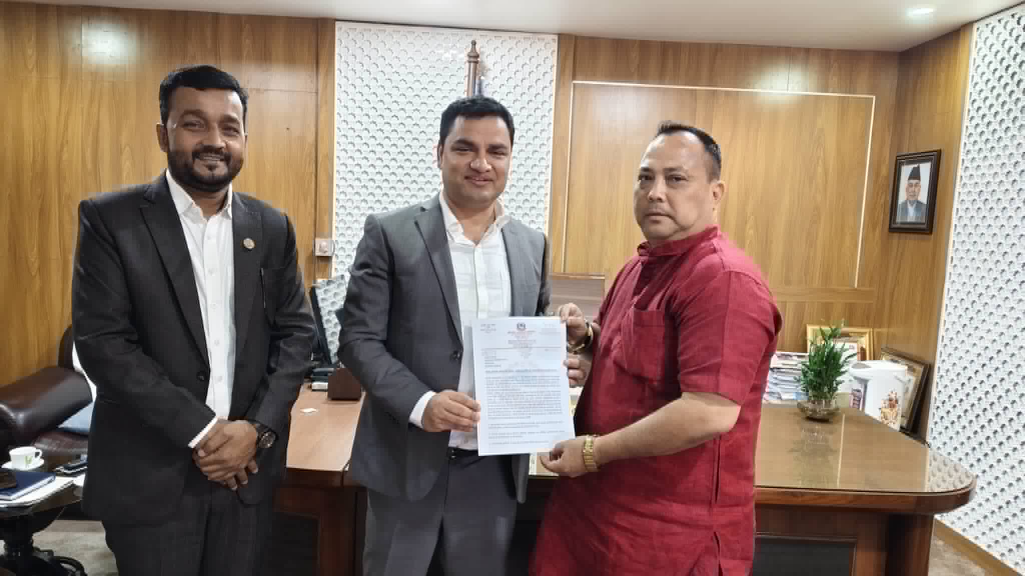 नारायणी अस्पतालमा भएको लापरवाही बारे उच्चस्तरीय छानबिन गर्न मन्त्री पौडेल सँग मेयर सिंहको माग
