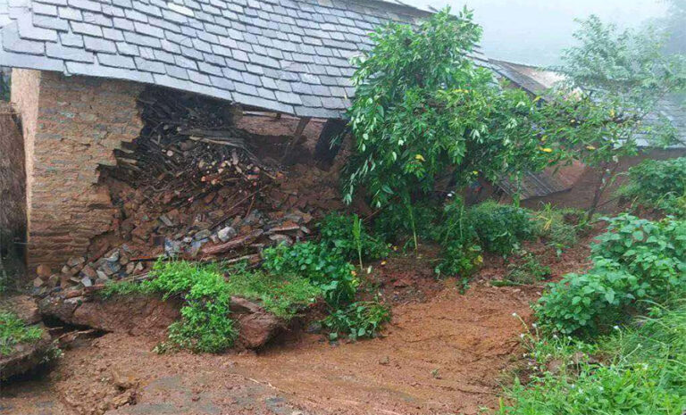पहिरोले एक घर पूर्णरूपमा क्षतिग्रस्त