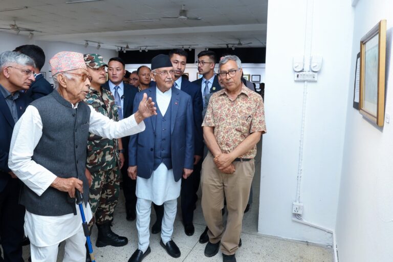 प्रधानमन्त्रीद्वारा शर्माको चित्रकला प्रदर्शनी अवलोकन