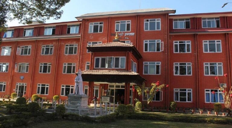 प्रहरी महानिरीक्षक थापाद्वारा प्रहरी अस्पतालको निरीक्षण