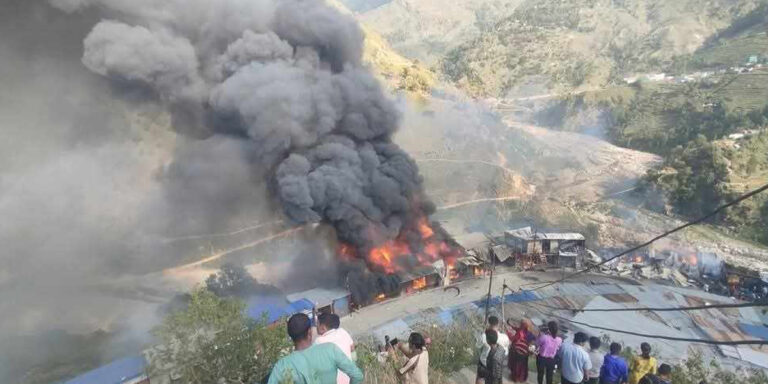 बाजुरा आगलागी पीडितहरूलाई एनआरएनएको सहयोग
