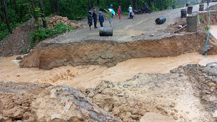 बाढीले डाइभर्सन बगाउँदा पूर्वपश्चिम राजमार्ग अवरुद्ध