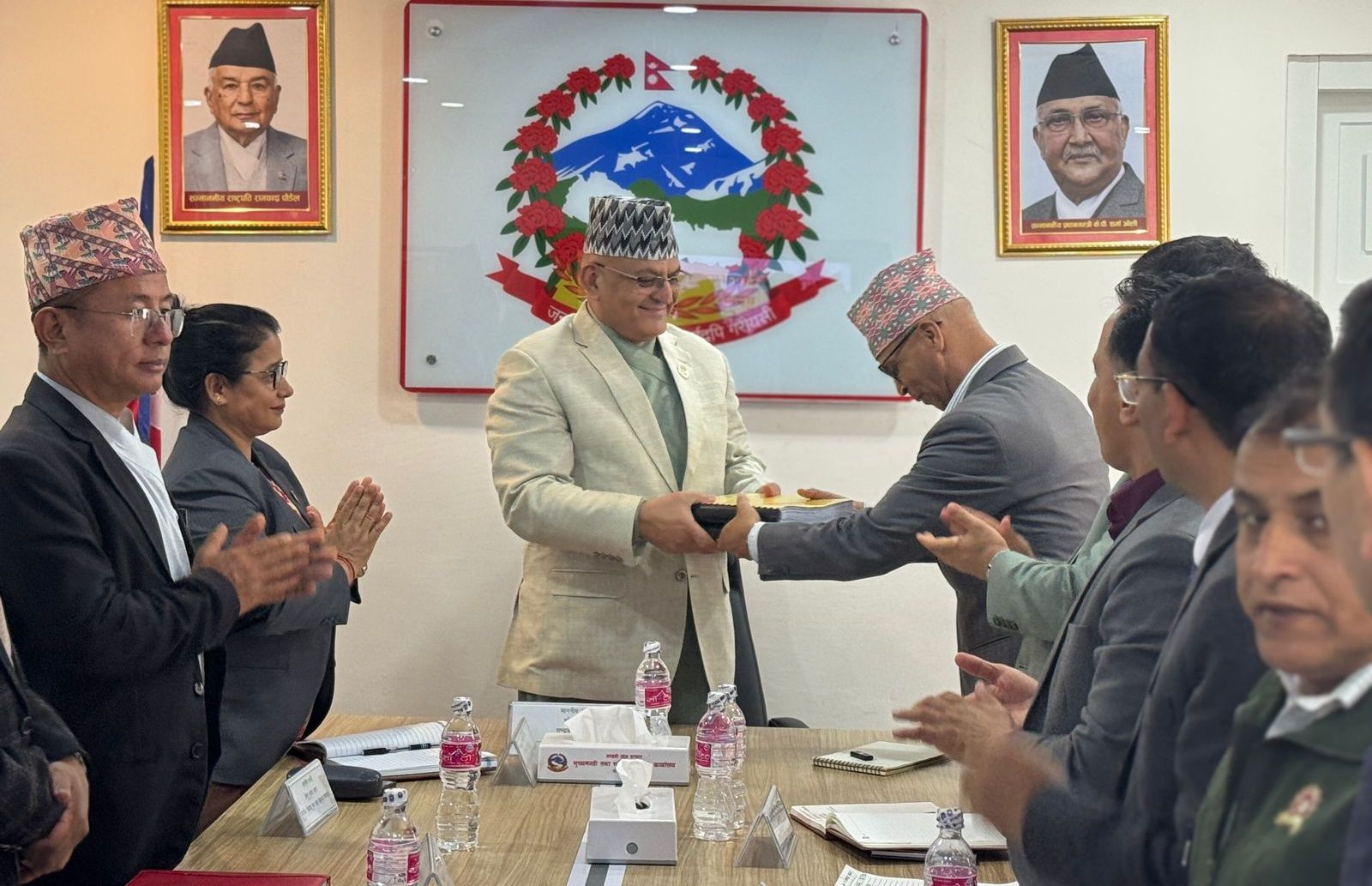 मुख्यमन्त्रीसमक्ष प्रशासनिक संरचना पुनरावलोकन समितिको प्रतिवेदन पेस