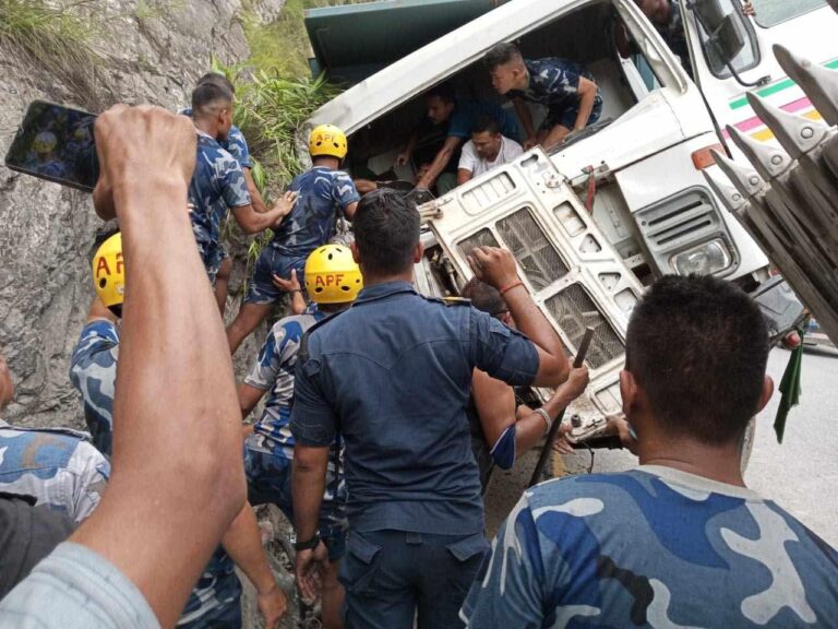 मुग्लिन नजिक टिप्पर दुर्घटना, घाइते चालकको उद्धार
