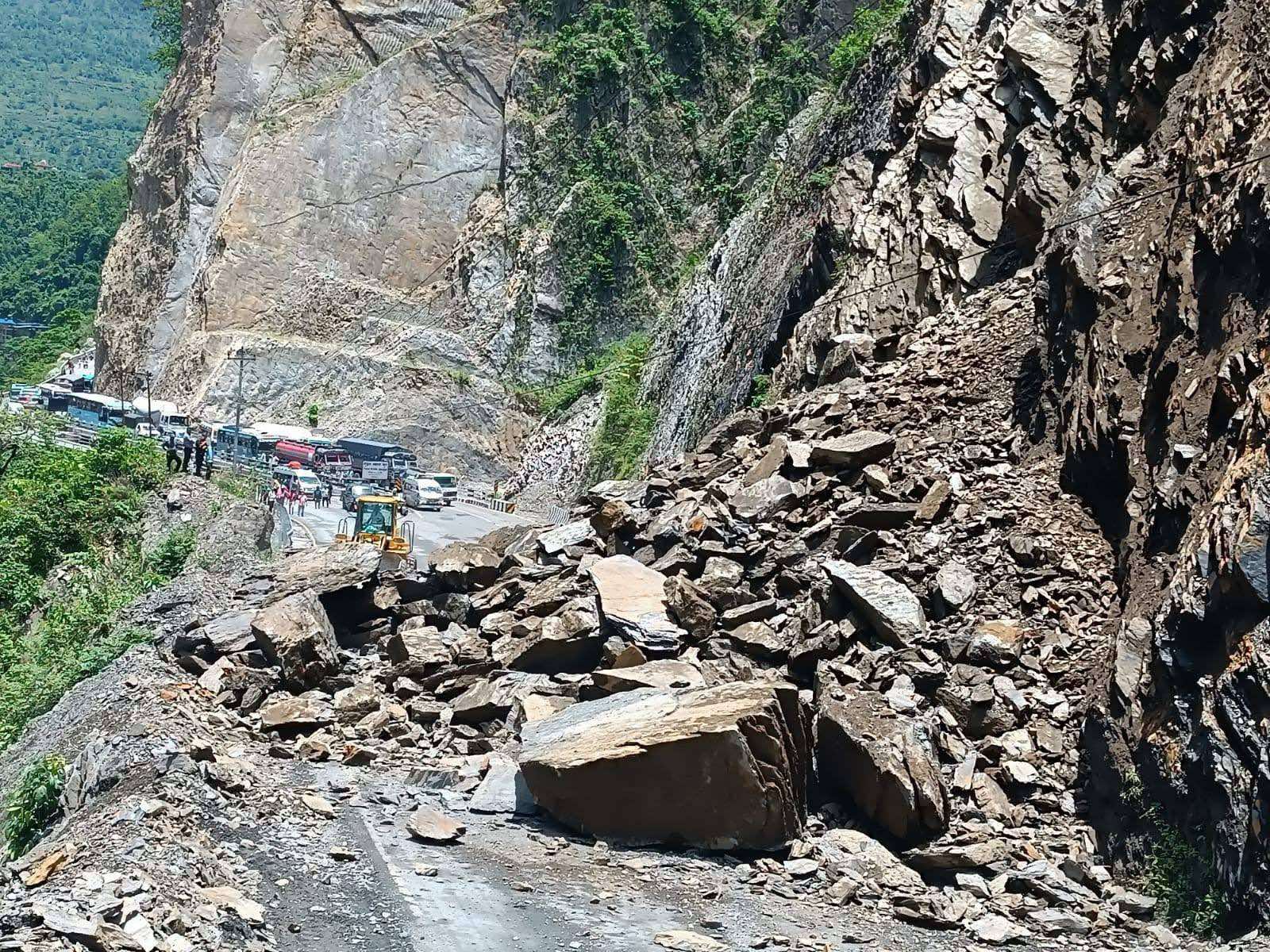 मुग्लिन नारायणगढ सडक अवरुद्ध