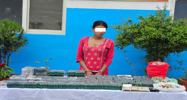 लागुऔषध र २ लाख नगद सहित युवती पक्राउ