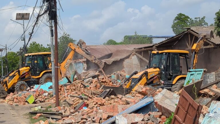 वीरगञ्जमा सर्वोच्चको आदेशपछि मेयर सिंहले चलाए मेनरोडमा डोजर (तस्विरहरु)